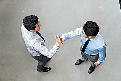 军人男男GaYGAYS 欧美：军中同性恋现象引发热议：尊重包容，共创公平公正环境
