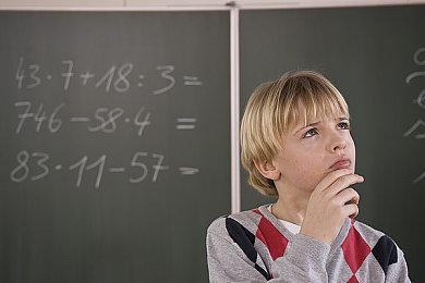 男孩喂姐姐吃萝卜好吗：亲情传递，萝卜暖意，家庭温馨瞬间触动心灵-1