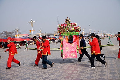 床上剧烈运动又疼又叫扑克：“扑克挑战床战，趣味健身新潮流”-1