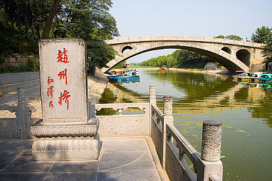 花季传禖3.0.8 免费：青春校园情缘绘，浪漫邂逅梦启航