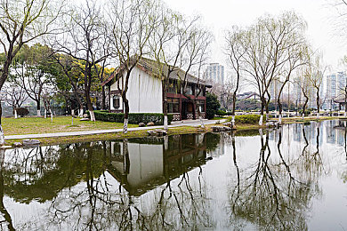 男生机捅女生机：校园网络暴力事件“男生恶意攻击女生”引发社会关注，呼吁共建网络安全与心理健康防线-1