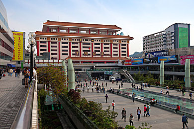 博雅被榜一大哥操：游戏主播博雅遭榜一大哥操控，网络直播行业规范引热议