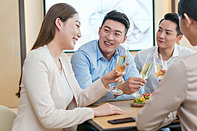 污视频软件：揭秘网络暗流：探秘成人视频应用，娱乐与法规的边界-2