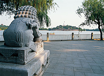 一面亲上边一面膜下边文字的用法：《迷雾森林》独特文字谜题解析，探险攻略助力解谜之旅-2