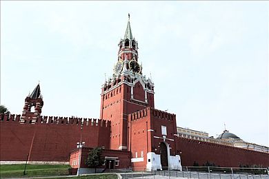 少妇大战二十8厘米黑人：惊悚对决：勇敢少妇挑战迷你黑人，揭秘游戏刺激玩法