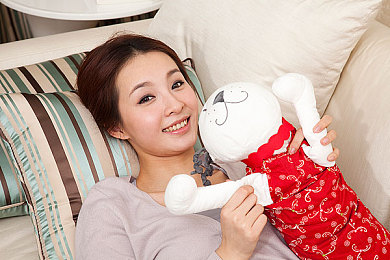 男生被迫穿女装带乳夹憋尿：创意挑战：反差女装体验，乳夹憋尿乐趣无限-1