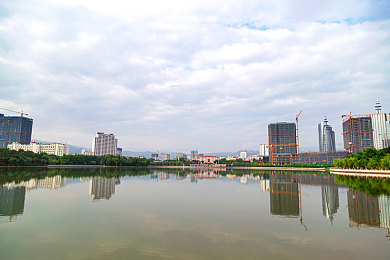 夜晚偷偷看B站直播：“夜幕下的二次元狂欢：揭秘青少年B站直播沉迷之谜”-3