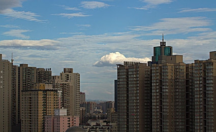 罚坐三角架尖尖图片：校园尖角惊魂，反思暴力痼疾，共筑和谐校园基石-2