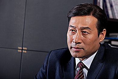 公交车一个接着一个c：创新C型公交引领城市交通变革，环保节能新纪元启航，市民出行体验再升级-3