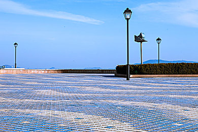 迪丽热巴  喷水好爽：夏日清凉新体验，一键喷泉解暑烦恼-3