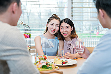 男生和女生在一起拆拆拆：情侣互动新宠：游戏“拆拆拆”助力感情升温，甜蜜挑战乐翻天-2