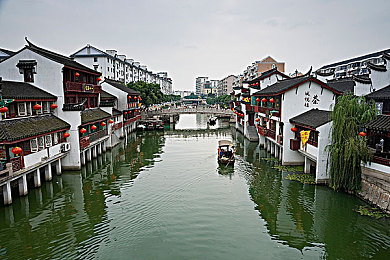 厨房里抱住岳丰满大屁股：浪漫厨房邂逅，美食爱情两相宜-2