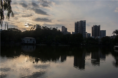 口述带老婆三p全过程：“户外极限运动视频引热议：探讨家庭生活、安全意识与网络道德”-2