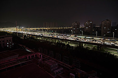 激情 校园 另类 小说 图片：校园文化新风尚：创意另类小说燃起青春活力-4