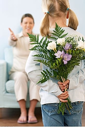 双人床上拔萝卜 视频：童趣无限，床边拔萝卜游戏引发教育新思考-3