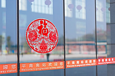 东北老头玩老太对白：东北公园里温馨“老来俏”，老年夫妇“老太对白”引众关注-5