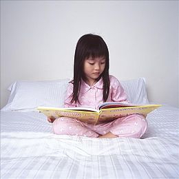 惩罚穿丝制胸罩羽毛搔乳房：商业中心惊现丝制胸罩骚扰事件，女子羽毛搔乳引众怒，秩序维护需全民参与-5