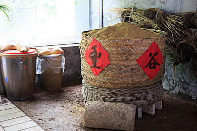 三个老头玩一个老太的背景故事：温情守望：邻里情暖夕阳红，共筑和谐社区梦-3