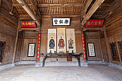 雏田去内奖励旅小女孩的背景故事：守护古树之光：智慧少女的奇幻寻宝之旅-3