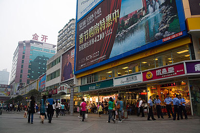 数据线打哭校霸后哄：“教训校霸引热议：校园暴力事件激荡教育改革，关注孩子安全成长刻不容缓”